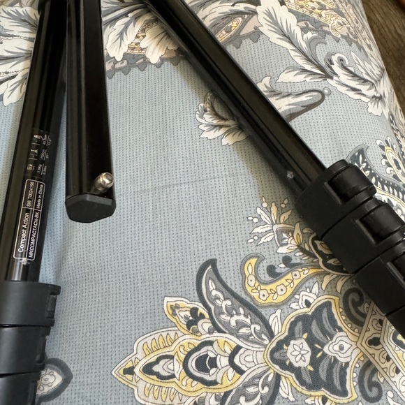 Manfrotto Compact Action Tripod with camera adapter - Picture 3 of 11